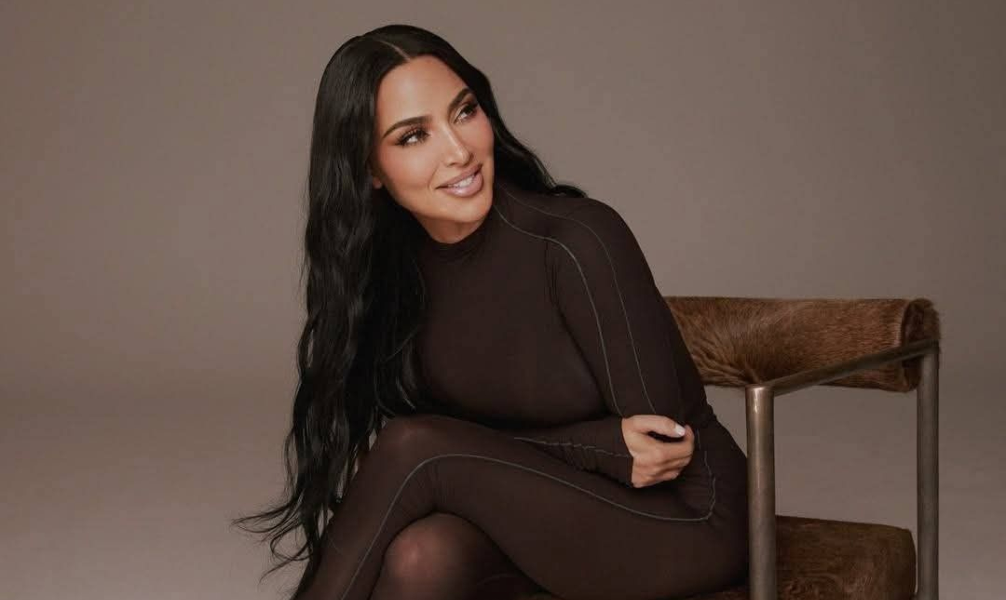 Kim Kardashian: Φόρεσε τελικά την εμβληματική κάπα της Elizabeth Taylor; Το σπάνιο κομμάτι που προκαλεί συζητήσεις