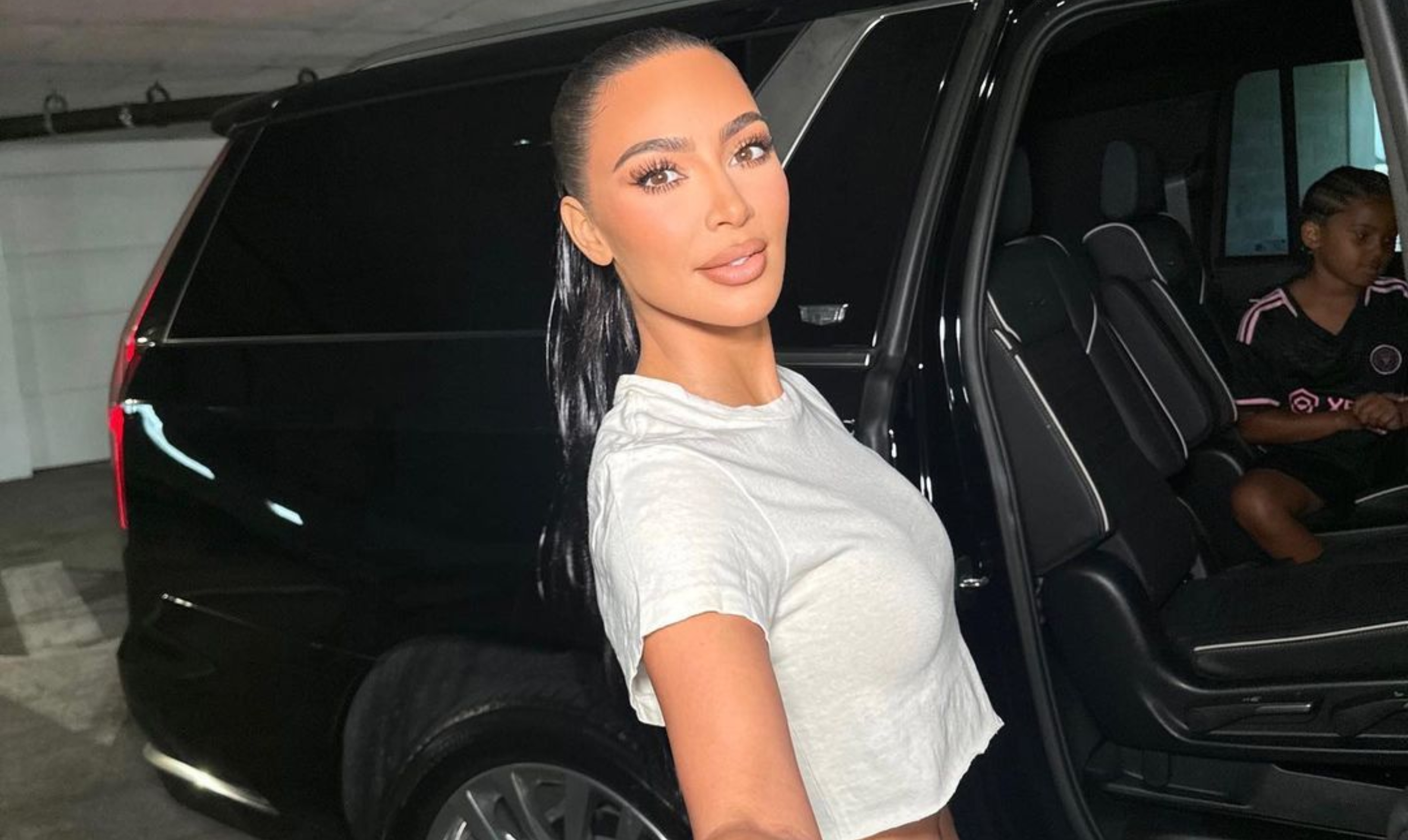Kim Kardashian: Η vintage δημιουργία του Roberto Cavalli που έκλεψε τις εντυπώσεις στη Formula 1