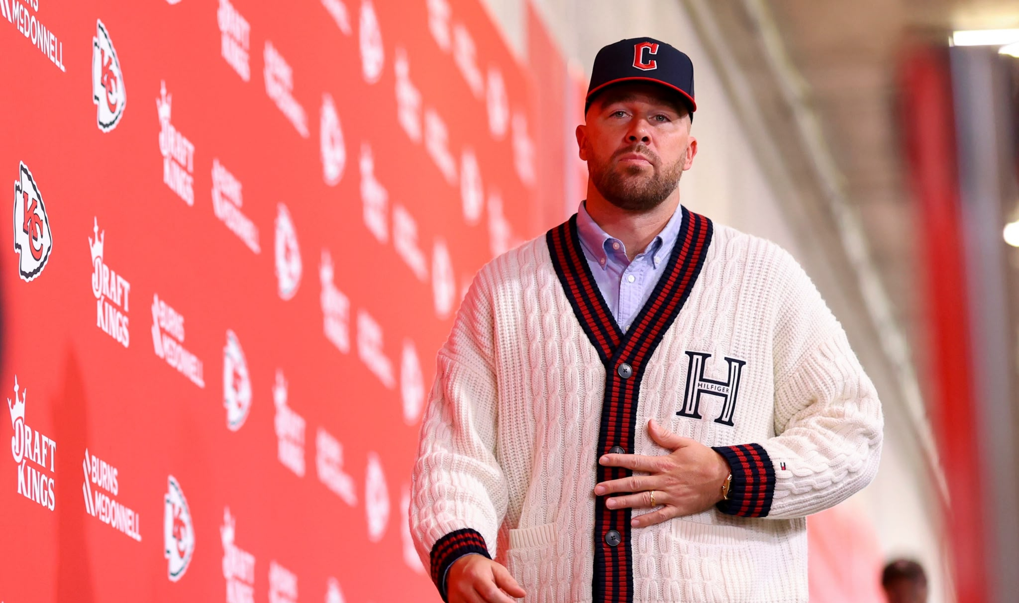 Travis Kelce: Ξεχώρισε με ένα look από τη συλλογή Tommy Hilfiger fall 2026 στον αγώνα των Kansas City Chiefs