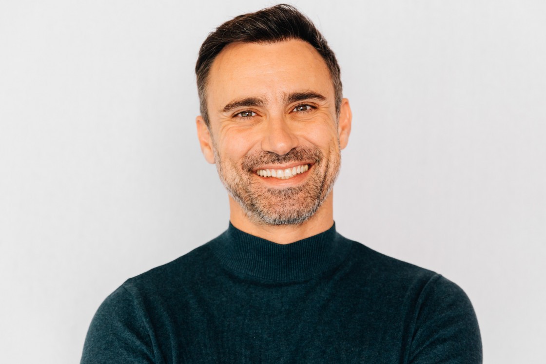 Γιώργος Καπουτζίδης: Μας δείχνει το υπέροχο σπίτι του και τους συγκάτοικους του στην Αίγινα