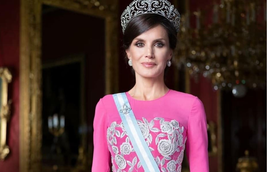 Η βασίλισσα Λετίθια με το απόλυτο κοστούμι της σεζόν – Ο οίκος που προτίμησε