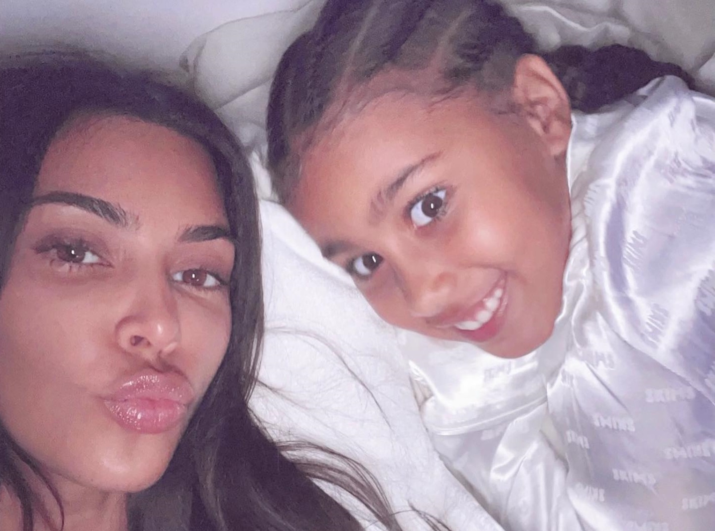 Kim Kardashian: Ποζάρει αγκαλιά με την κόρη της λίγο πριν κοιμηθούν