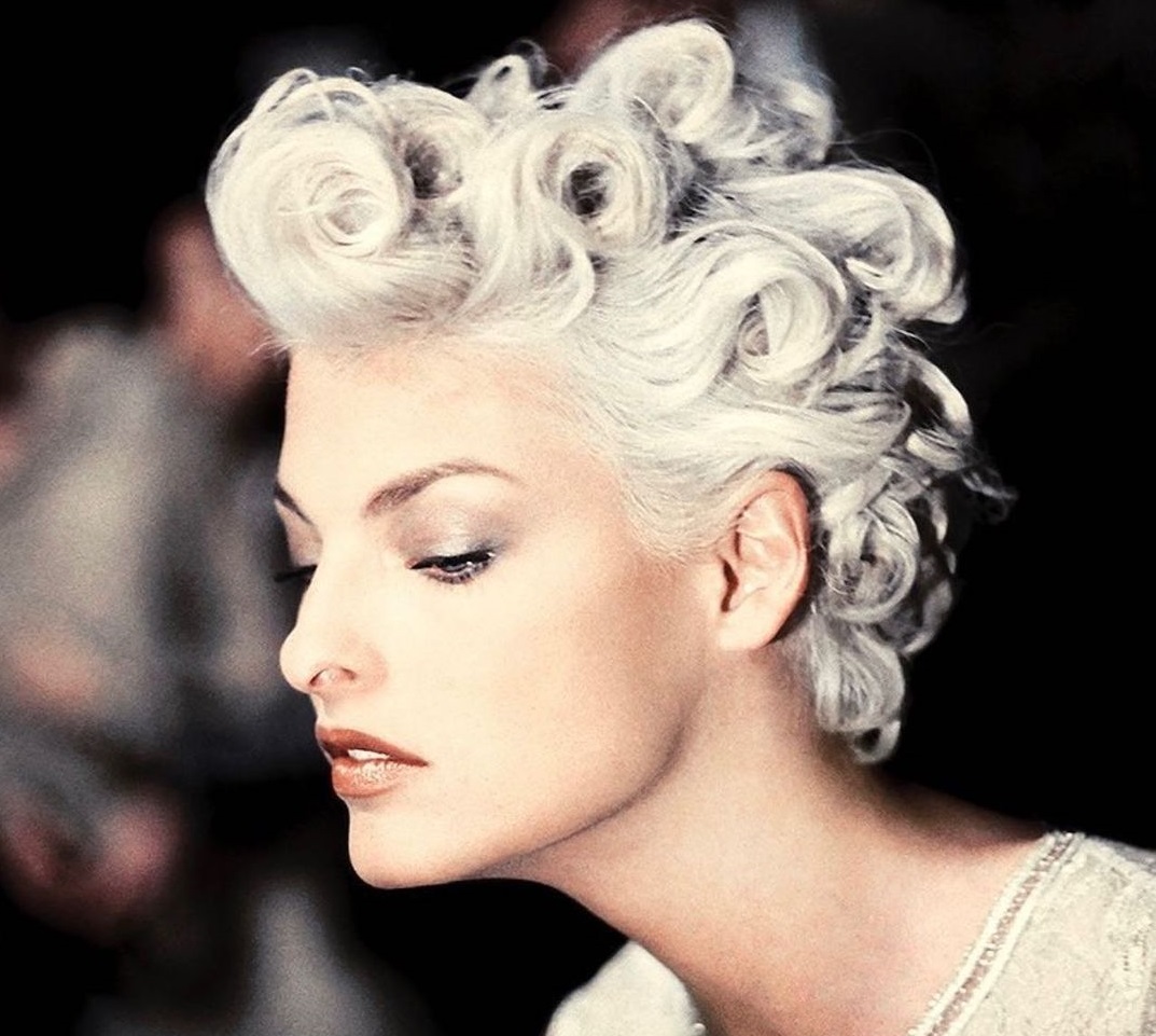 Linda Evangelista: Μοιράζεται την πρώτη φωτογραφία της μετά την αποτυχημένη επέμβαση λίπους - 