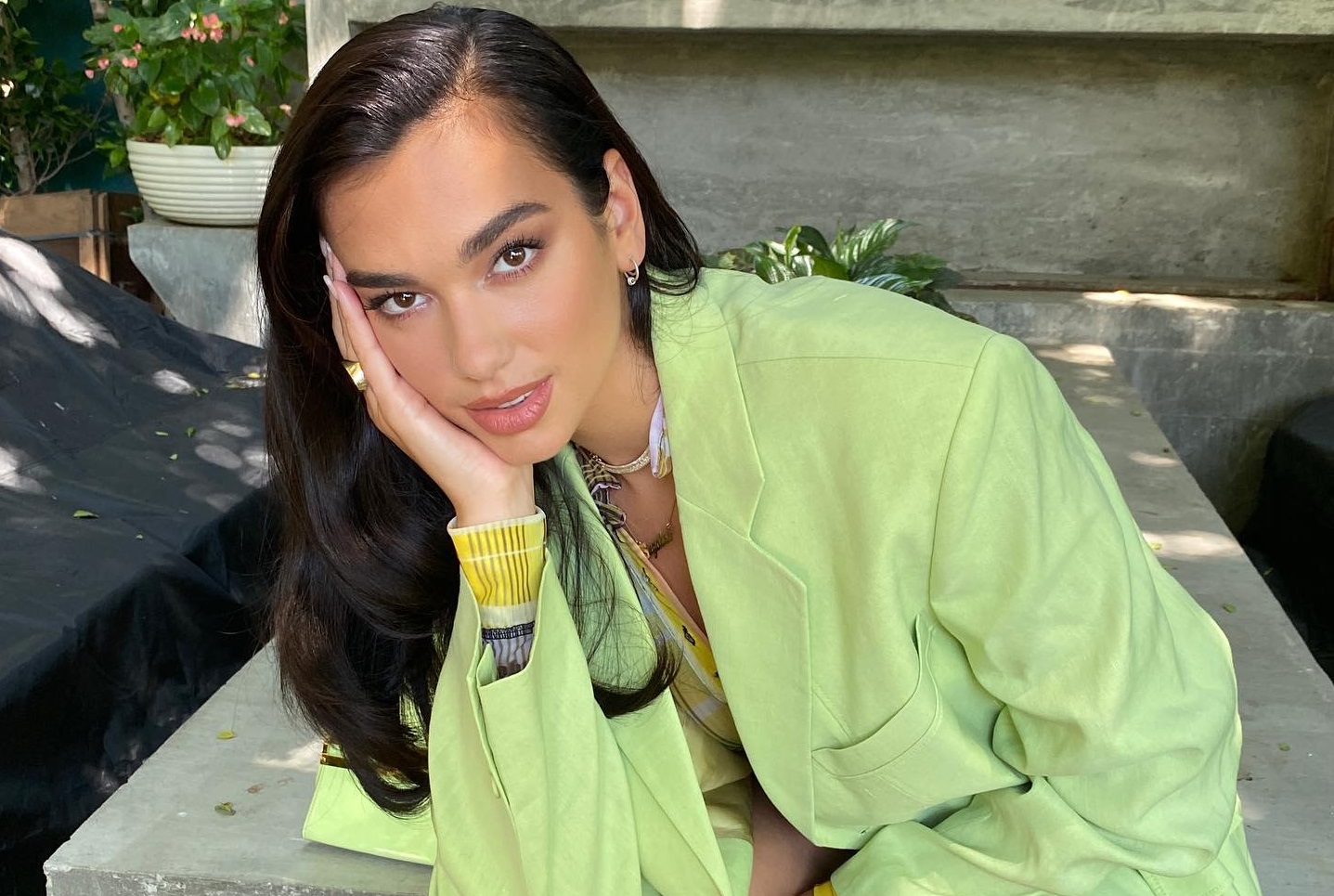 Dua Lipa: Στο ιδιωτικό της τζετ με το πιο παράξενο fashion look που την έχουμε δει