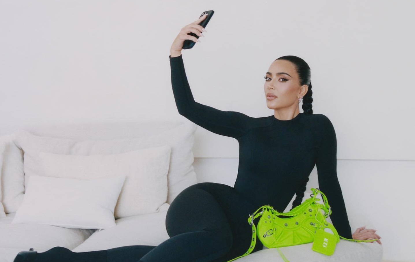Kim Kardashian: Τυλιγμένη με κολλητική ταινία για το show του οίκου Balenciaga