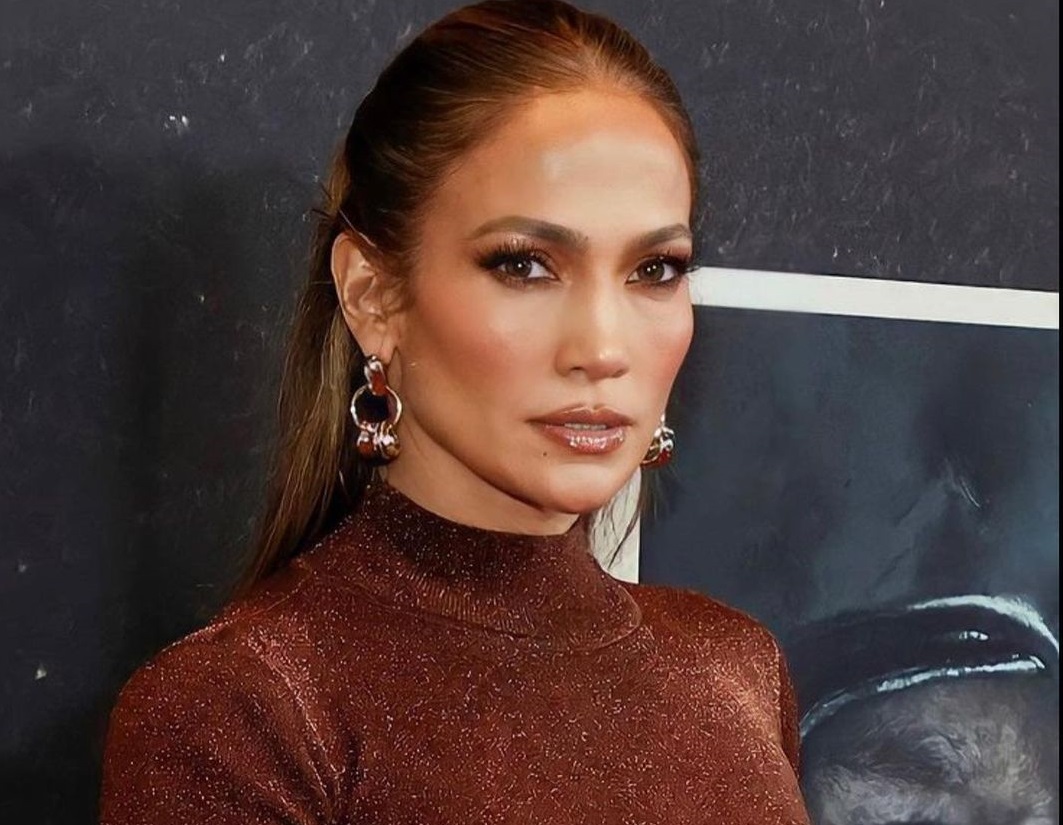 Η JLo με τσάντα Ελληνίδας σχεδιάστριας!