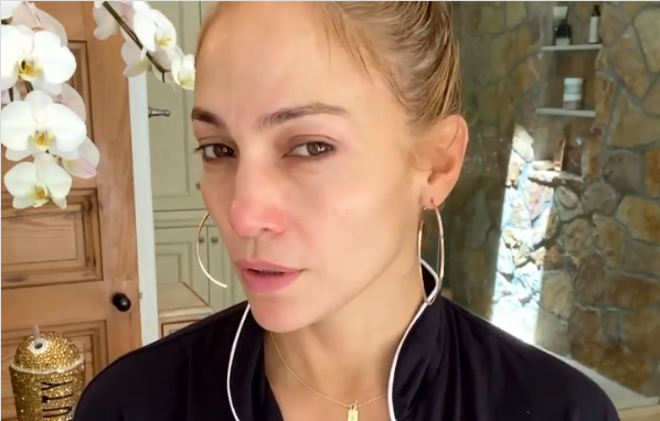 Jennifer Lopez: Στα 52 της εμφανίζεται χωρίς μακιγιάζ και μας δείχνει το αγαπημένο της προϊόν