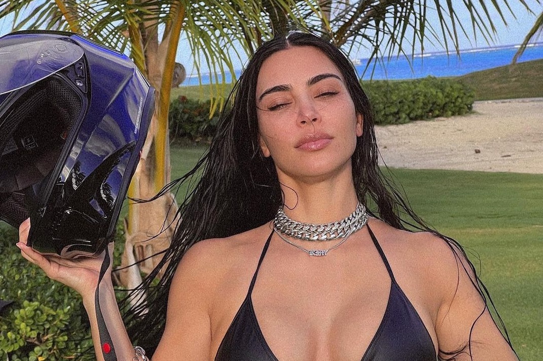 Kim Kardashian: Η αποκαλυπτική εμφάνιση με μαγιό που «έριξε» το instagram