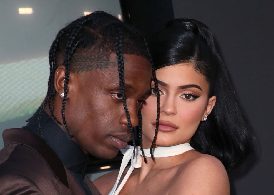 H Kylie Jenner και ο Travis Scott άλλαξαν αιφνίδια το όνομα του νεογέννητου γιου τους και εξηγούν τον λόγο