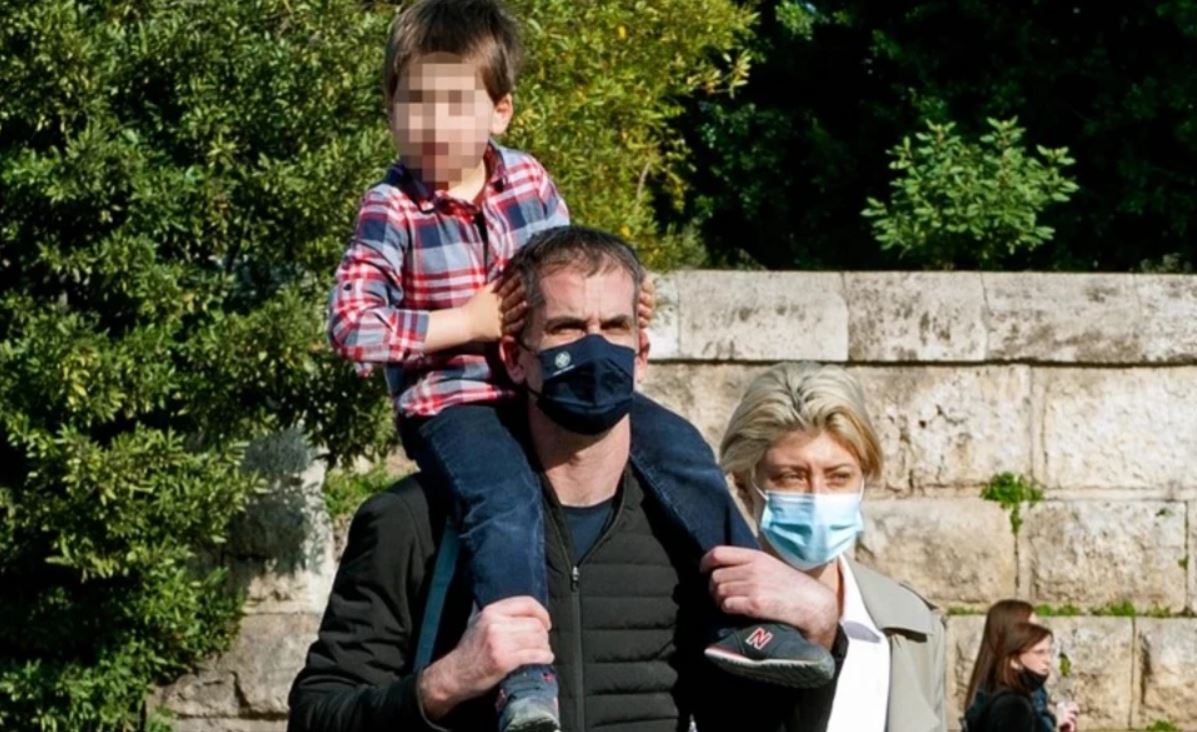 Σία Κοσιώνη - Κώστας Μπακογιάννης: Ο γιος τους ντύθηκε μικρός τσολιάς - Η τρυφερή φωτογραφία με θέα το Λυκαβηττό