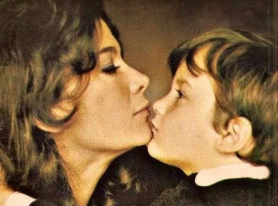 Μητέρα & γιος! Τζένη Καρέζη και Κωνσταντίνος Καζάκος σε μια συγκλονιστική εικόνα
