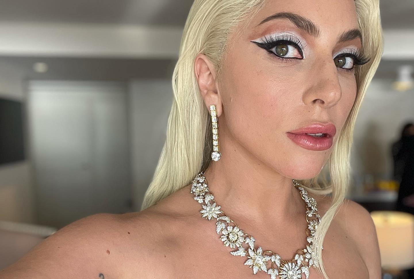 Lady Gaga: Ποζάρει χωρίς μακιγιάζ και μας δείχνει τις ατέλειές της