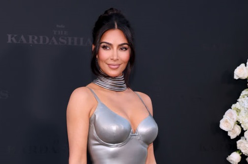 Kim Kardashian: Πρώτη επίσημη εμφάνιση με τον νέο της σύντροφο - H λάτεξ τουαλέτα Thierry Mugler καθηλώνει