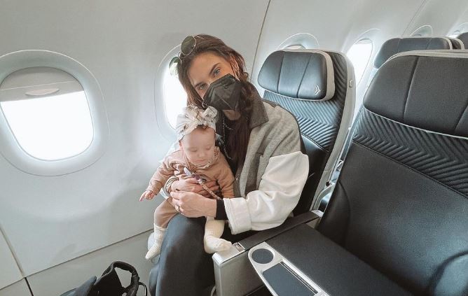 Χριστίνα Μπόμπα: Το ξεκαρδιστικό βίντεο με την μικρή Φιλίππα στο αεροπλάνο