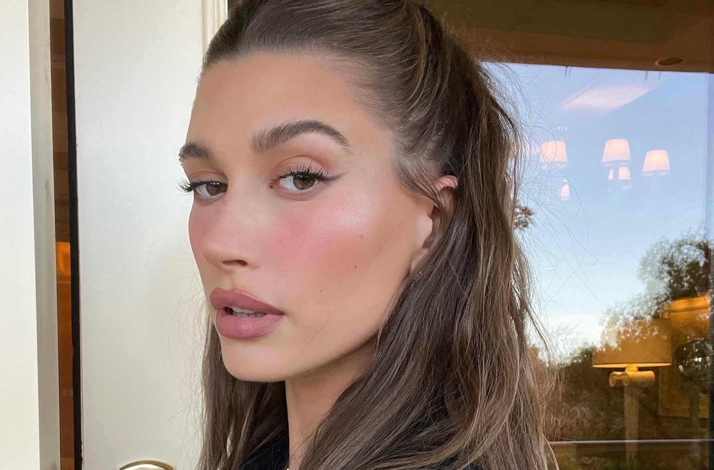 Hailey Bieber: Η σκιά που χρησιμοποιεί για το everyday glam μακιγιάζ της