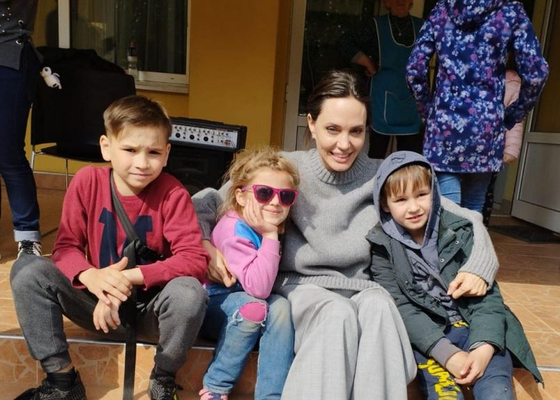 Angelina Jolie: Στην Ουκρανία για τα παιδιά των προσφύγων – Το απρόοπτο που συνέβη κατά την άφιξή της