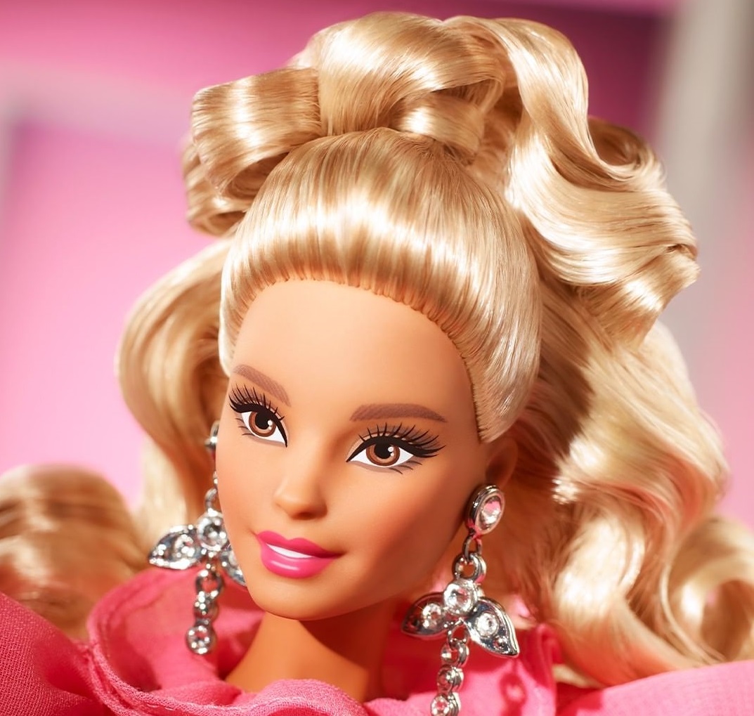 Η πρώτη Barbie με ακουστικό βαρηκοΐας και ο Ken της με λεύκη προάγουν τη διαφορετικότητα