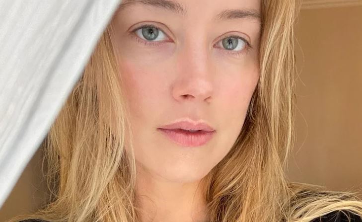 Viral το βίντεο της Amber Heard που τη δείχνει να κρατάει σημειώσεις… στον αέρα