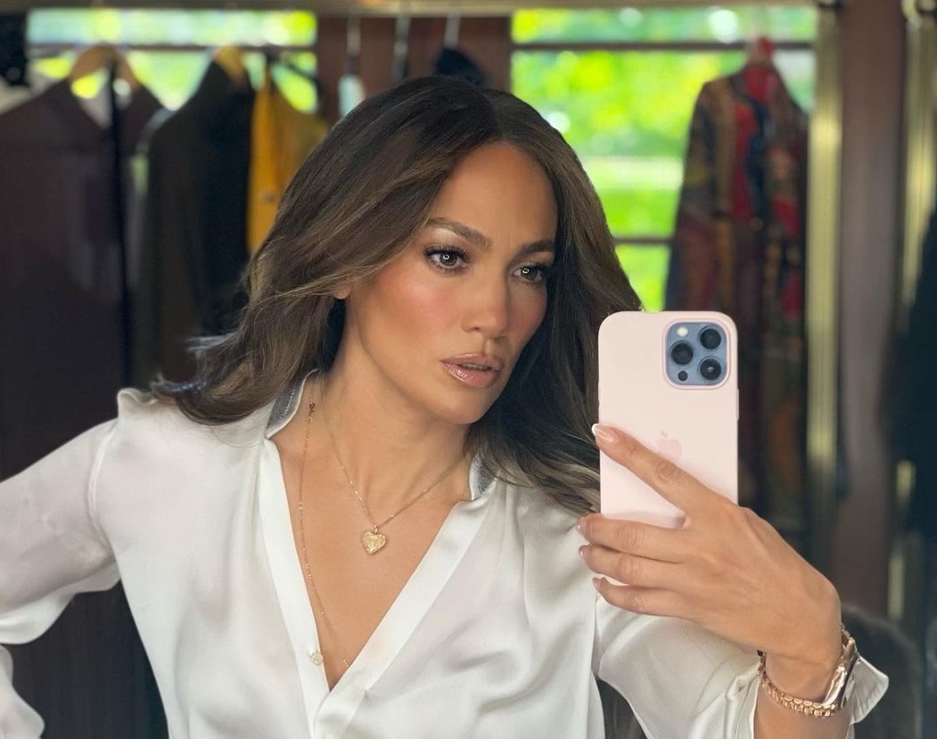 Jennifer Lopez: Μας ξεναγεί στην εντυπωσιακή γκαρνταρόμπα της