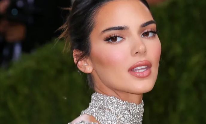 Το βίντεο με την Kendall Jenner που δεινοπαθεί να ανέβει τα σκαλιά με το στενό Dolce & Gabbana φόρεμά της