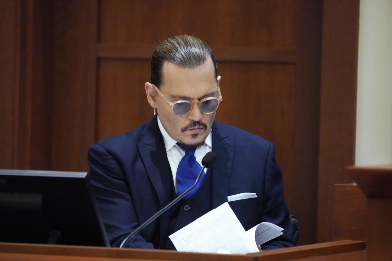 Πρώην σύντροφος του Johnny Depp στο δικαστήριο: «Ήταν ζηλιάρης και ελεγκτικός»