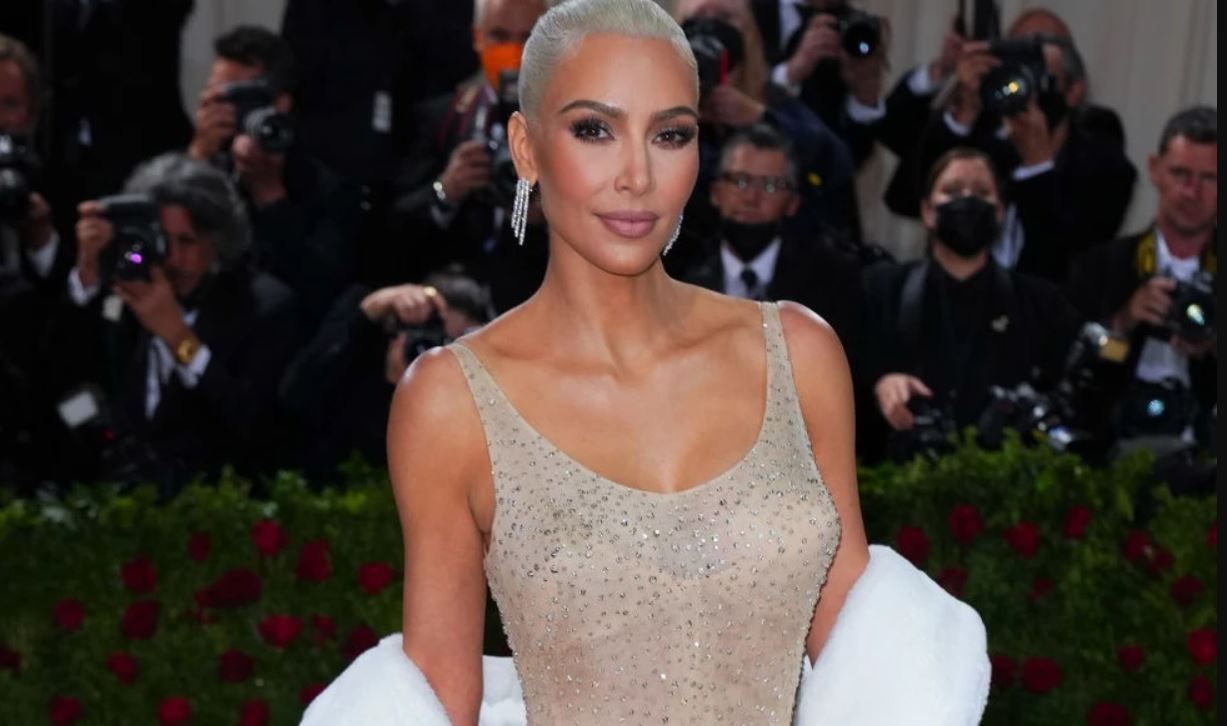 Ο σχεδιαστής του θρυλικού φορέματος της Monroe: «Ήταν ένα τεράστιο λάθος που το ξαναφόρεσε η Kim»