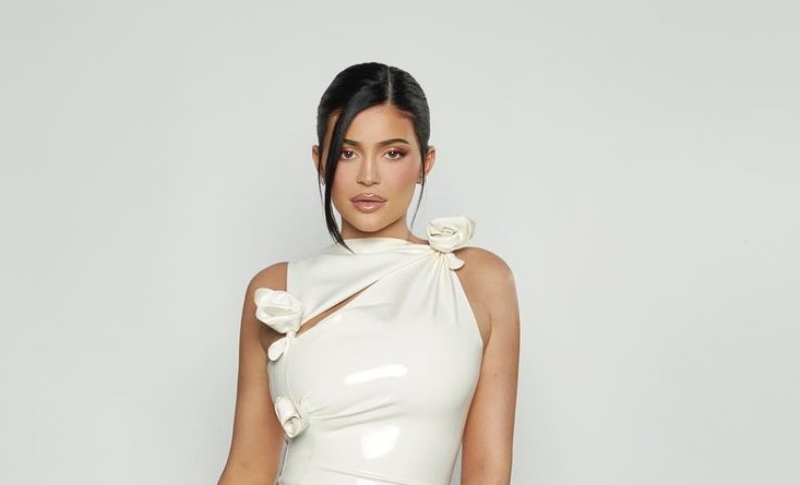 H Kylie Jenner σε σπάνιες εικόνες με τον 3 μηνών γιο της