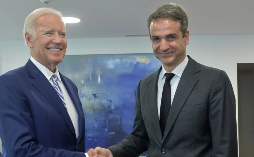 Me γραβάτα με την ελληνική σημαία υποδέχτηκε ο Μπάιντεν τον Κυριάκο Μητσοτάκη στον Λευκό Οίκο