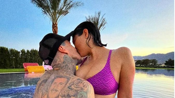 Kourntey Kardashian: Φιλιέται δημόσια στο στόμα με τον Travis Barker και τα παιδιά της γίνονται έξαλλα
