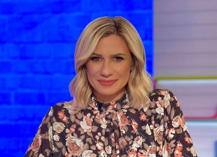 Κατερίνα Καραβάτου: Λύγισε on air για το bullying που δέχτηκε στην παιδική της ηλικία
