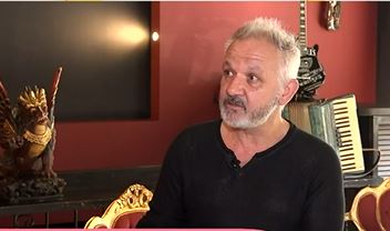 Χρήστος Θηβαίος: Ποιον πασίγνωστο Έλληνα τραγουδιστή βοήθησε στα πρώτα βήματα της καριέρας του;