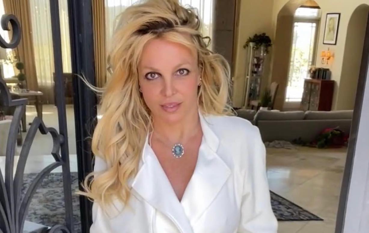 Britney Spears: Το custom Versace νυφικό που φόρεσε στο γάμο της με τον Sam Asghari