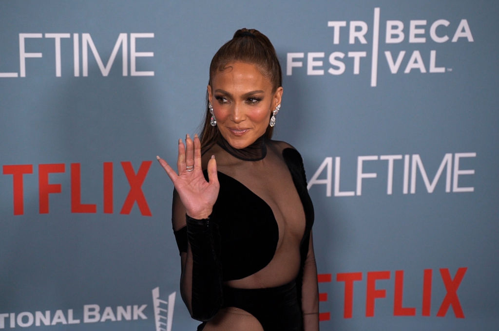 Jennifer Lopez: Εμφανίστηκε με διάφανο φόρεμα στην πρεμιέρα του ντοκιμαντέρ της