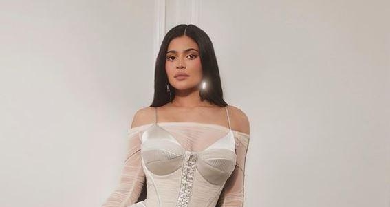 H Kylie Jenner μας δείχνει πόσο μεγάλωσε ο γιος της και ξεπέρασε τα 6 εκ. likes