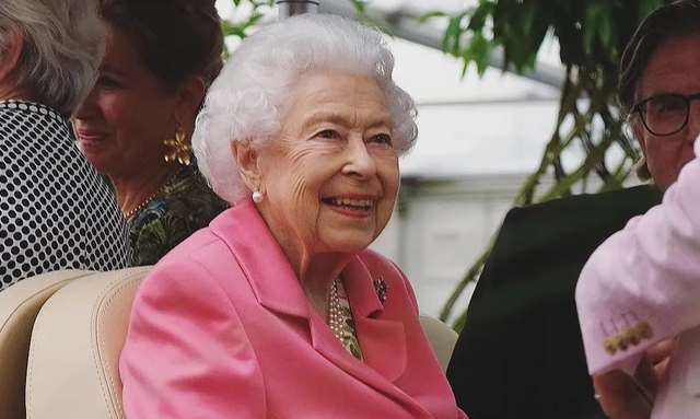 Βασίλισσα Ελισάβετ: Η σημασία πίσω από το κόσμημα που έλαβε ως δώρο