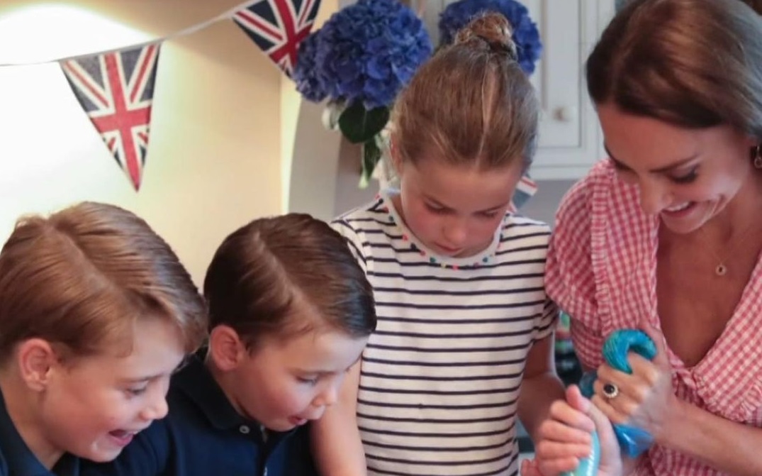 Kate Middleton: Δείτε την να φτιάχνει cake με τα παιδιά της