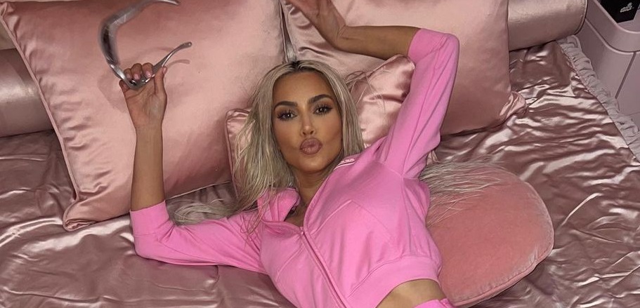 H Kim Kardashian με total ροζ σύνολο και υπέροχη Balenciaga τσάντα