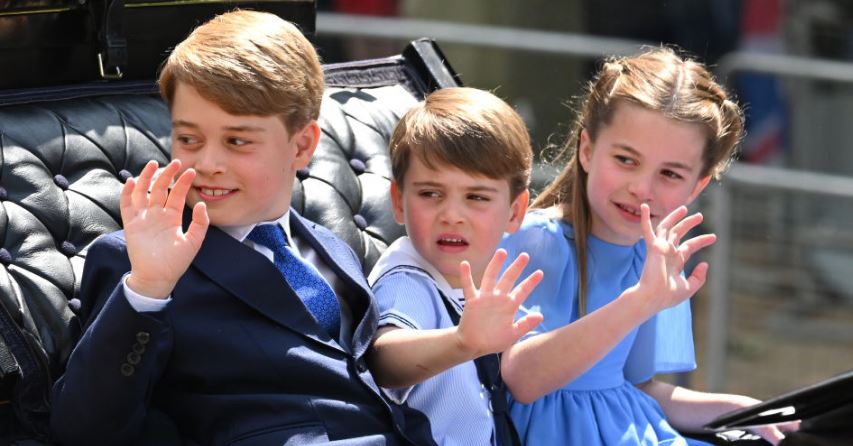 Ο πρίγκιπας Τζορτζ, η πριγκίπισσα Σάρλοτ και ο πρίγκιπας Λούις στην μεγάλη παρέλαση