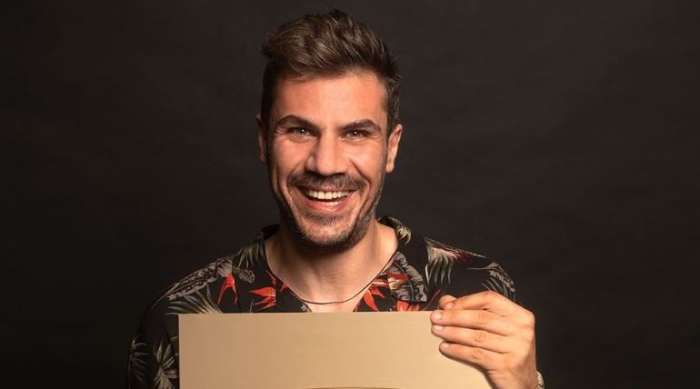 Άκης Πετρετζίκης: Χρυσή πλακέτα στον σεφ για την επιτυχία του στο youtube - Τα πρώτα λόγια του