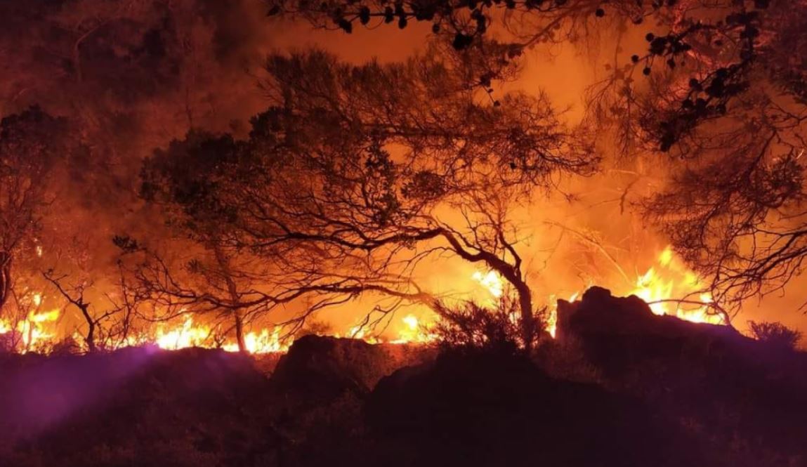 Μαίνεται η φωτιά στη Βούλα - Εντολή εκκένωσης κατοικιών