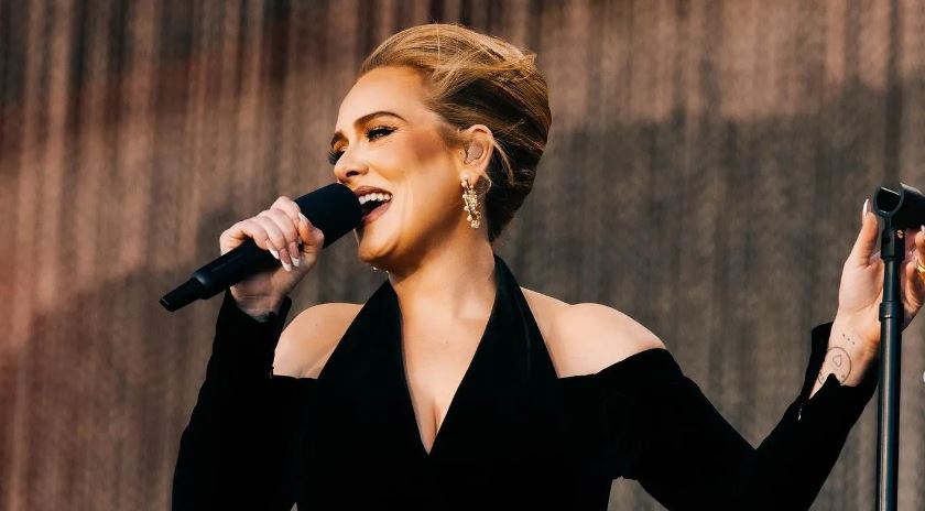 Adele: Κατέρρευσε στα παρασκήνια συναυλίας της