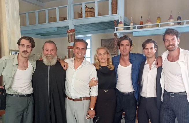 Άγριες Μέλισσες: Το cast της σειράς σ’ ένα αποχαιρετιστήριο γεύμα – Η ομαδική φωτογραφία