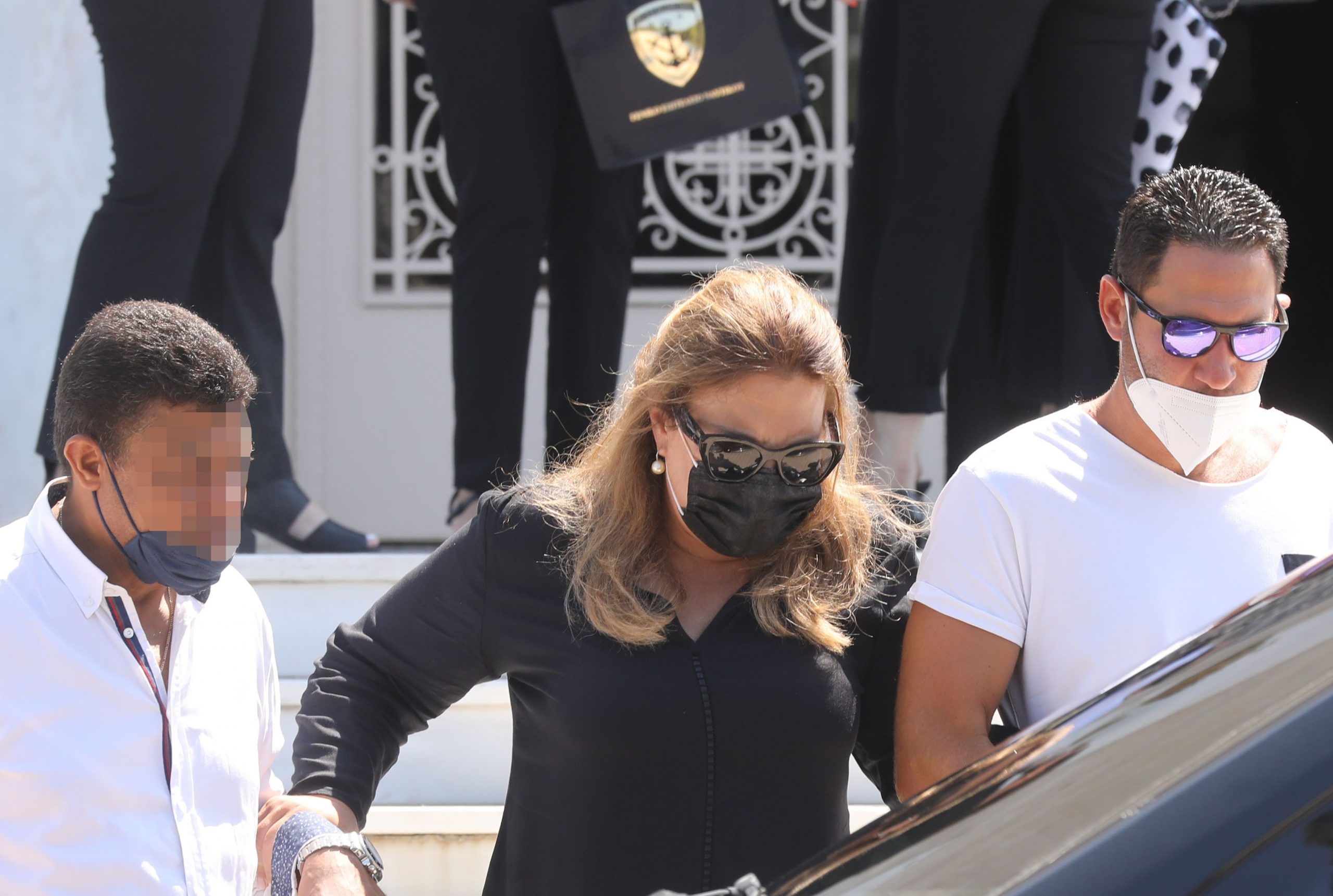 Δέσποινα Μοιραράκη: Συντετριμμένη στο 40ήμερο μνημόσυνο του συζύγου της