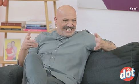 Νίκος Μουτσινάς: Η αντίδραση της μητέρας του όταν αποκάλυψε τη σεξουαλικότητά του