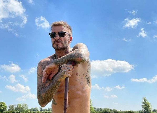 David Beckham: Μαζεύει τις ζουμερές κερήθρες από τα μελίσσια του και θέλουμε να δοκιμάσουμε (Βίντεο)