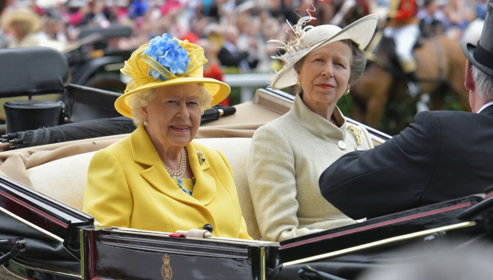 Η Βασίλισσα Ελισάβετ αποτίει δημόσια φόρο τιμής στην κόρη της Πριγκίπισσα Άννα