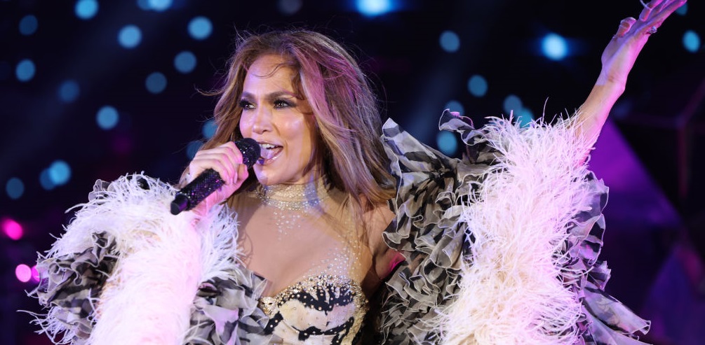H Jennifer Lopez στην πρώτη συναυλία μετά τον γάμο της με outfits που οι Ελληνίδες τραγουδίστριες καλό είναι να αντιγράψουν