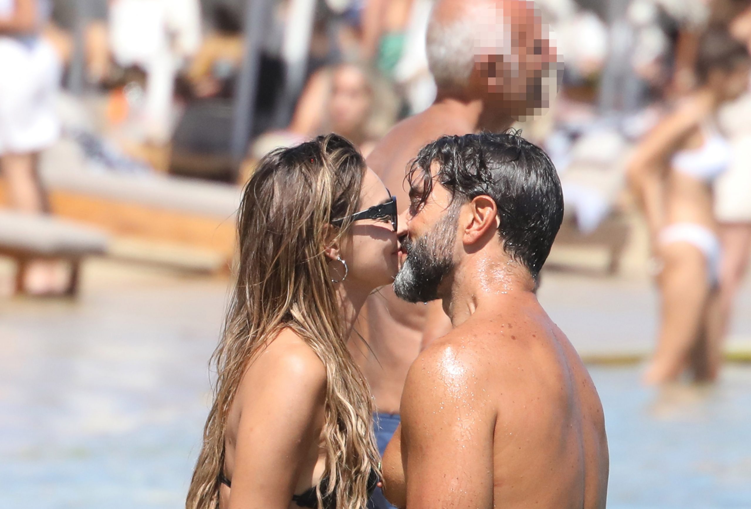 Βρισηίδα Ανδριώτου – Σπύρος Μαρτίκας:  Τα τρυφερά φιλιά σε παραλία της Μυκόνου