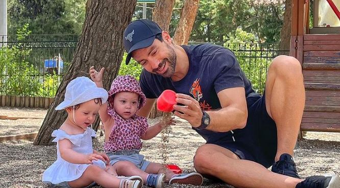 Σάκης Τανιμανίδης: Οι κόρες του τον λένε «μπαμπά» και εκείνος λιώνει από χαρά