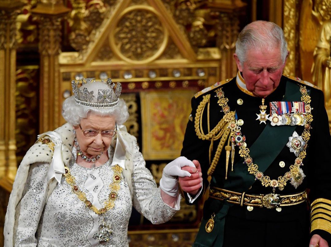 Ποια θα φορέσει το 800 χιλιάδων λιρών στέμμα της βασίλισσας Ελισάβετ;